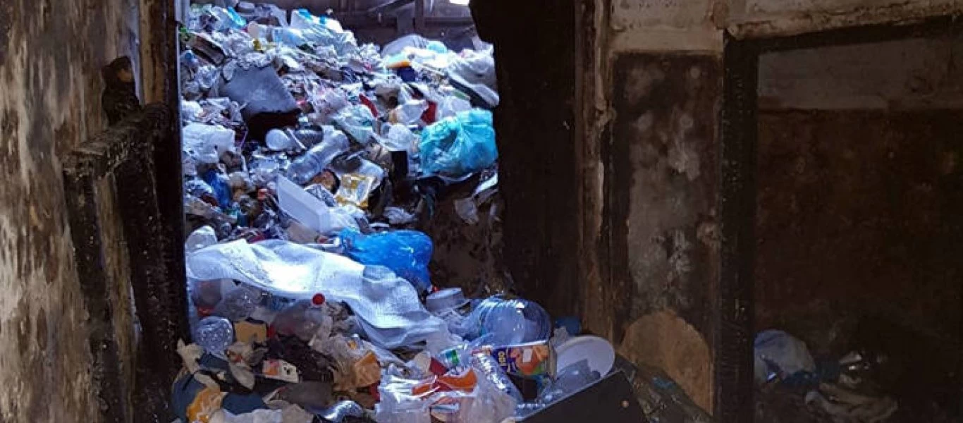 Εκκένωση Λιοσίων: Οι πρώτες εικόνες – Ζούσαν μέσα σε 35 τόνους σκουπίδια
